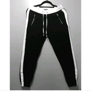 Women Black and white joggers.. 👠
